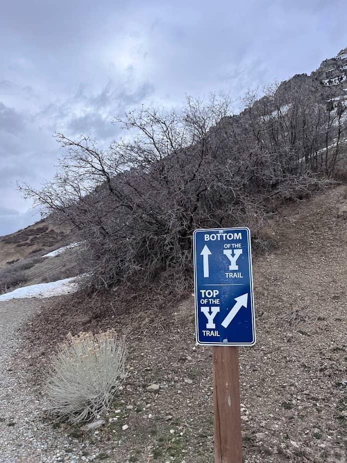 A sign showing which way to go when hiking the Y.